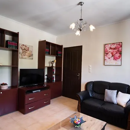 Irinis House بيت للعطل Komílion