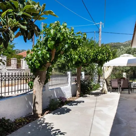 Irinis House بيت للعطل Komílion