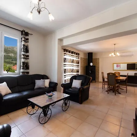 Irinis House بيت للعطل Komílion