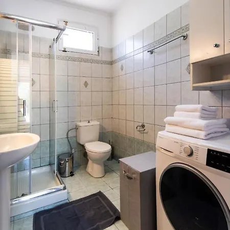 Irinis House بيت للعطل Komílion